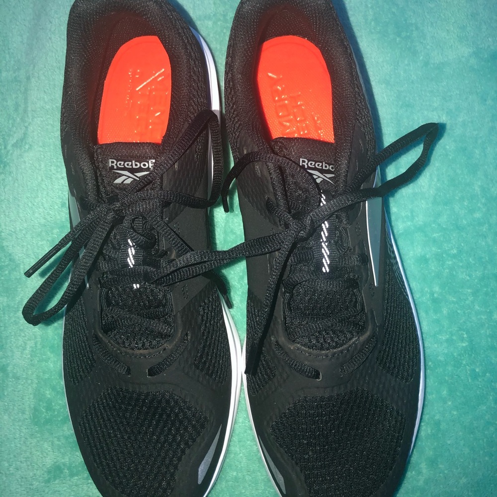Reebok memory tech black sneakers hardly worn